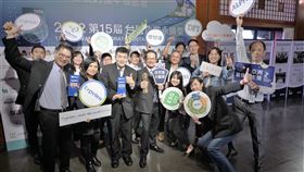 佳世達摘下台灣百大永續典範企業獎的殊榮，更攜手大艦隊夥伴共七家公司一起奪獎。（圖／佳世達提供）