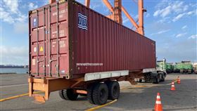 台中港空貨櫃發現女子遺體台中港務警察總隊16日下午獲報，於1個空貨櫃內發現1名女子遺體，經初步調查應為美國堪薩斯州居民，全案警方已報請檢方相驗遺體偵辦。（翻攝照片）中央社記者蘇木春傳真  111年11月16日