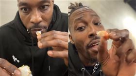 魔獸第1次吃台灣痛風火鍋！手抓海鮮嗑不停　「螢幕餵食」網暴動。（圖／翻攝自dwighthoward IG直播）