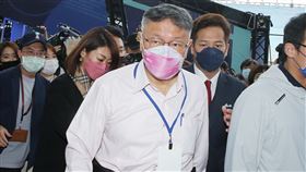 柯文哲回應時事議題（2）三立政論節目「鄭知道了」15日播出內容指稱台灣民眾黨立法院黨團有5名立委捐出人頭助理。身兼民眾黨主席的台北市長柯文哲（前）16日下午出席「Meet Taipei 創新創業嘉年華」活動，現場大批媒體聚焦關注。中央社記者郭日曉攝  111年11月16日