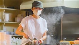 「野生林青霞」昨現身擔仔麵店，滿臉笑容親自下廚煮麵。（圖／翻攝自林青霞微博）