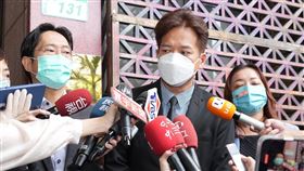 高虹安前助理指控民眾黨5立委都有人頭助理，民眾黨立委邱臣遠、張其祿在律師陸正義陪同下前往北檢提告。（圖／記者李依璇攝影）