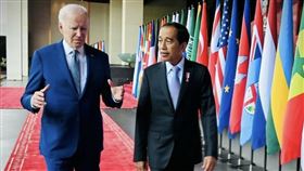 G20峰會,拜登,印尼,總統,踉蹌,跌倒,https://twitter.com/jokowi/status/1592071529189502978/photo/3