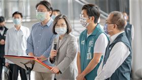 蔡英文總統今（17）日上午視察「基隆城際轉運站」。（圖／總統府提供)