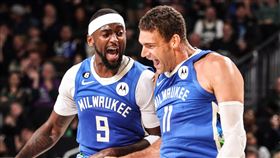 ▲洛培茲（Brook Lopez）（右）單場7顆三分球，命中率高達7成69，賞騎士5連敗。（圖／翻攝自公鹿推特）