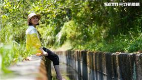 ▲小黎在山林尋找流水涼麵。（圖／在台灣的故事提供）