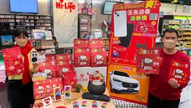 新春博好運，萊爾富推出「玉兔迎春添新機」開運福袋 100台iPhone爽，序號抽頭獎Honda HR-V汽車。（圖／超商業者提供）