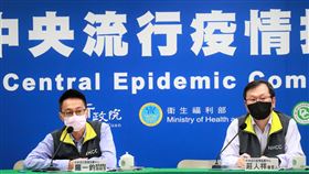 莊人祥（右）表示，打氣不佳應是許多民眾在等BA.5次世代疫苗，目前暫不考慮推出催打措施。（圖／指揮中心提供）