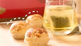 台中豐原百年餅店「陳允寶泉」發明蛋黃酥。（圖／翻攝陳允寶泉臉書）