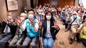 沈慧虹、周江杰互相拉抬選情台灣客社17日辦理「學術界/台派政黨挺沈慧虹周江杰聯合記者會」，民進黨新竹市長候選人沈慧虹（前左4）與新竹縣長候選人周江杰（前左3）出席，互相拉抬選情，期盼未來新竹縣市合作會比現在更緊密。中央社記者郭宣(文三)攝  111年11月17日