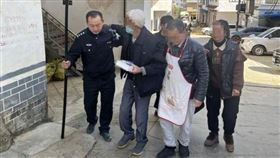 行動不便翁持刀闖進銀行猛盯　警全副武裝到場：尷尬了