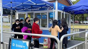 上海市常態化防疫核酸檢測亭在COVID-19（2019冠狀病毒疾病）動態清零方針下，上海市推動常態化防疫措施，民眾必須經常性執行核酸檢測，佐證自身健康情形。圖為2022年上海的核酸檢測亭。中央社記者李雅雯上海攝  111年11月16日