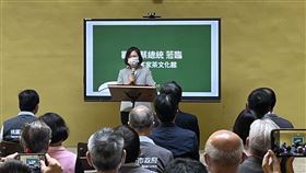 蔡總統視察台灣客家茶文化館總統蔡英文（後中）17日前往桃園視察台灣客家茶文化館，致詞時表示，台灣客家茶文化館預計12月10日開始營運，相信能讓客家茶文化和產業獲得加倍行銷；政府將繼續促進客家文化，帶動桃園客庄產業發展。中央社記者葉臻攝  111年11月17日