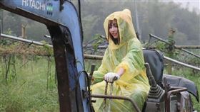 林襄操作怪手成「啦啦隊工人」。（圖／翻攝自林襄 IG）