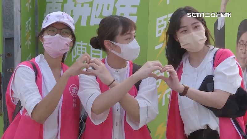陳其邁車掃！美女「麥克風手」搶年輕選票