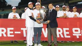 ▲SSG登陸者獲得2022年韓國職棒總冠軍，監督為金圓衡（左1）。（資料照／取自SSG登陸者FB）