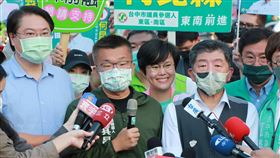 陳時中、林右昌台中合體為蔡其昌助選基隆市長林右昌（前左）與民進黨台北市長候選人陳時中（前右）17日南下台中，與同黨台中市長候選人蔡其昌（前中）合體掃街拜票，拉抬選情。中央社記者蘇木春攝  111年11月17日