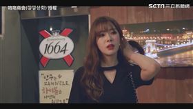 ▼▲２個單身男子在餐廳聊天時看到一位美女。（圖／咯咯商會(낄낄상회) 授權）