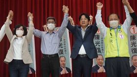 賴清德澎湖輔選  籲支持陳光復（2）民進黨澎湖縣長候選人陳光復（右）17日舉辦「鄉親作伙開講」，副總統賴清德（右2）到場力挺，展現民進黨團結氣勢。中央社  111年11月17日