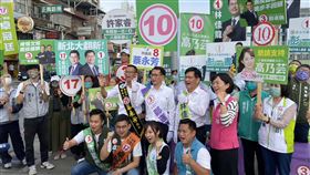 林佳龍鄭運鵬合體拜票 選戰進入倒數階段，民進黨新北市長候選人林佳龍（2排右2）16日陪同民進黨桃園市長候選人鄭運鵬（2排右3）在桃園站路口拜票，爭取選民支持。（鄭運鵬團隊提供）  中央社記者葉臻傳真  111年11月17日