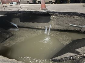 ▲高雄市前金區大同二路101號前傳出道路下陷，出現6公尺大天坑。（圖／屋主提供）