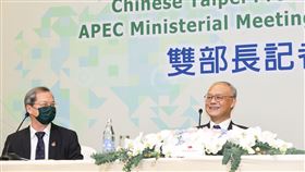 龔明鑫、鄧振中舉行APEC部長級年會後記者會2022年亞太經濟合作會議（APEC）年會為睽違3年恢復舉行實體會議，國發會主委龔明鑫（左）、行政院政務委員鄧振中（右）17日結束部長級年會後，晚間舉行雙部長記者會說明此行成果。中央社記者王騰毅攝  111年11月17日