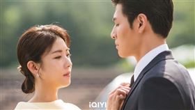 河智苑（左）幫姜河那（右）打領帶。（圖／愛奇藝國際站提供）