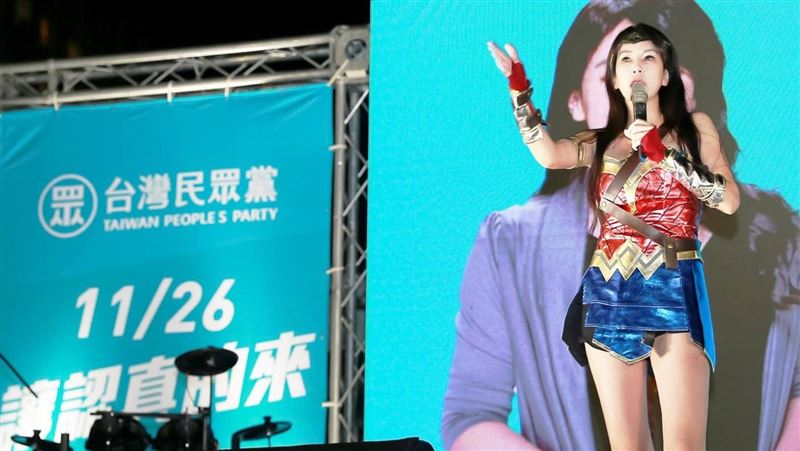 長腿議員候選人脫了！激情扒衣粉絲嗨爆