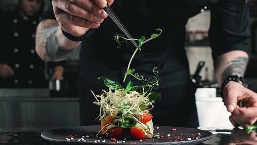 型男主廚劈腿偷拍性愛片！丈母娘怒轟爛咖