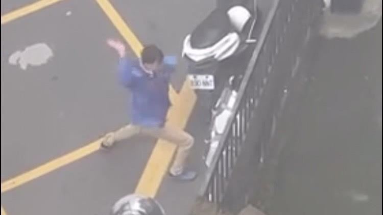 不滿妻餵奶多15CC　狠夫當街毆妻下場曝