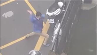 淡水男狂巴妻巴掌　民眾看不下去上前勸架