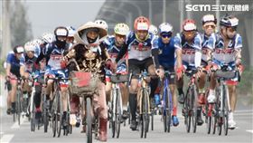 「一日雙塔」斗笠嬤領騎！網笑：恁祖媽這輩子沒被那麼多少年仔追過...。（圖／臉書粉專「柳導的旅行日記」授權提供）