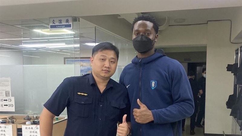 富邦勇士石博恩掉手機！　焦急衝警局求救