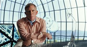 《鋒迴路轉：抽絲剝繭》丹尼爾‧克雷格 。（圖／Netflix提供）