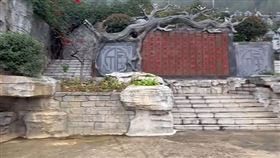 年輕女孩在墳墓上班！「守墓人」工作內容羨煞眾人▲（圖／翻攝自頭條新聞微博）

