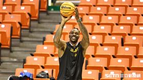 ▲桃園永豐雲豹媒體日，「魔獸」霍華德（Dwight Howard）練球。（圖／記者劉彥池攝影）