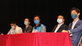 苗栗縣長選舉號次抽籤  5選將同台零互動苗栗縣長選舉21日舉行號次抽籤，5名參選人時代力量宋國鼎（右起）、民進黨徐定禎、國民黨謝福弘、無黨籍吳盛聖及鍾東錦首次同台，在等候抽籤過程中，幾乎零互動。中央社記者管瑞平攝  111年10月21日
