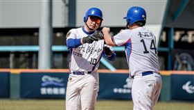 ▲黑豹旗師大附中「林立」隊長翁林立（左）原受科班訓練，後來選擇以課業為主，U18期間熬夜關注前隊友。（圖／中央社）