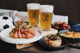 「嗨」翻高空瘋世足！最高頂樓酒吧看球賽（業配勿用）