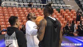 「魔獸」霍華德把隊友逗到呵呵大笑。（圖／記者蔡厚瑄攝影）