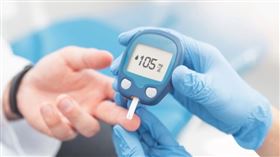 約六成（55.9%）糖友的糖化血色素未能控制在小於7.0%的目標內，許多糖友即使血糖高，卻誤以為沒有症狀就不用處理，但高血糖對血管的傷害是無形的，隨著損傷的累積易引起各種大、小血管併發症。如併發慢性腎臟疾病、慢性腎衰竭而接受透析治療或腎臟移植比率，已從2000年的9.2%翻倍成長到17.9%