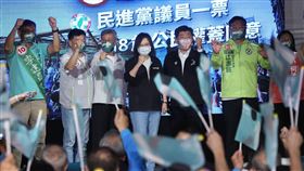 陳時中南港區廟口開講  蔡英文力挺（1）「廟口開講–阿中政策說明會」14日晚間在台北市南港區玉成公園舉行，民進黨主席蔡英文（左4）到場為黨籍台北市長候選人陳時中（右3）站台造勢。中央社記者鄭傑文攝  111年11月14日