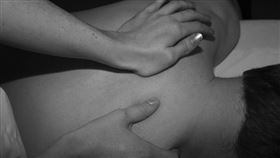 按摩，腰酸背痛（示意圖／翻攝自Pixabay）