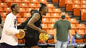 ▲桃園永豐雲豹媒體日，「魔獸」霍華德（Dwight Howard）被隊友逗笑。（圖／記者劉彥池攝影）