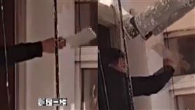 菜刀 牆壁 工人 粉刷 （圖／翻攝自微博）