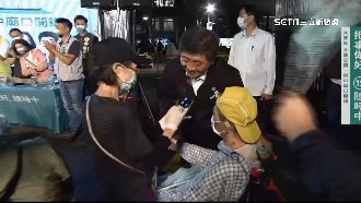 獨／不捨陳時中遭攻擊　老友坐輪椅相挺