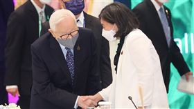 APEC台灣領袖代表張忠謀向戴琪握手致意2022亞太經濟合作會議（APEC）領袖代表與貴賓非正式對話18日在泰國曼谷登場，台灣領袖代表張忠謀（左）上前與美國貿易代表戴琪（Katherine Tai）（右）握手致意。中央社記者王騰毅攝　111年11月18日