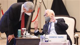 APEC經濟領袖代表張忠謀與李顯龍互動2022亞太經濟合作會議（APEC）經濟領袖與企業諮詢委員會（ABAC）代表對話18日下午在泰國曼谷展開，新加坡總理李顯龍（左）會前與台灣經濟領袖代表張忠謀（右）交談互動。中央社記者王騰毅攝  111年11月18日