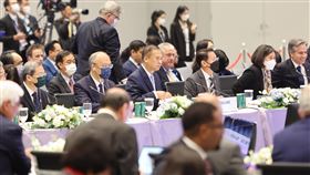 APEC部長級年會登場  鄧振中龔明鑫出席（3）APEC部長級年會17日在泰國曼谷舉行，國發會主委龔明鑫（前左）、行政院政務委員鄧振中（前左2）代表台灣出席，美國貿易代表戴琪（Katherine Tai）（前右2）則代表美方與會。中央社記者王騰毅攝  111年11月17日