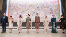 泰國第一夫人娜拉蓬（Naraporn Chan-ocha）邀APEC領袖配偶訪博物館，張忠謀夫人張淑芬、習近平夫人彭麗媛、賀錦麗老公、美國第二先生任德龍（Douglas Craig Emhoff）同場▲（圖／翻攝自APEC 2022 Thailand臉書）

